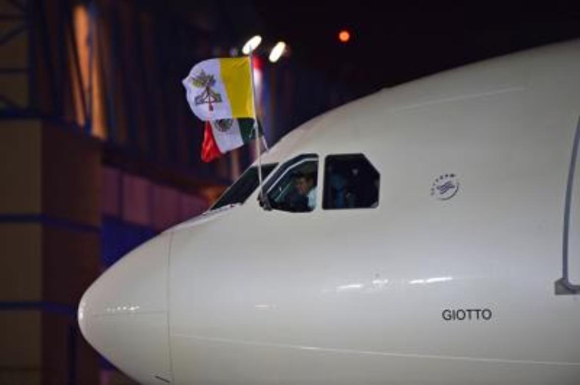 Luce laser contro l'aereo del Papa in Messico, nessun danno