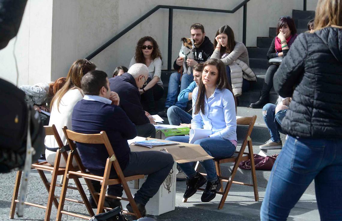Esami davanti al Municipio per gli studenti di Veterinaria