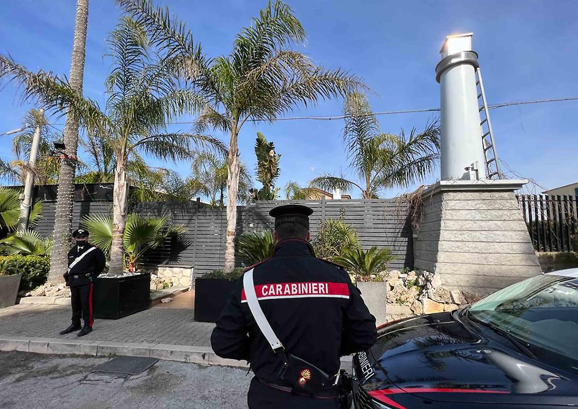 Banditi armati in un ristorante, razziati soldi e gioielli dei clienti