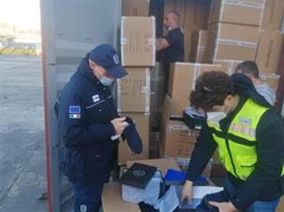 False griffe, al porto di Napoli sequestrate oltre 14mila scarpe 