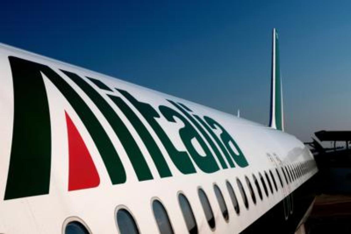 Alitalia, ecco <br>il nuovo piano: 2.400 esuberi, taglio stipendi fino al 30%