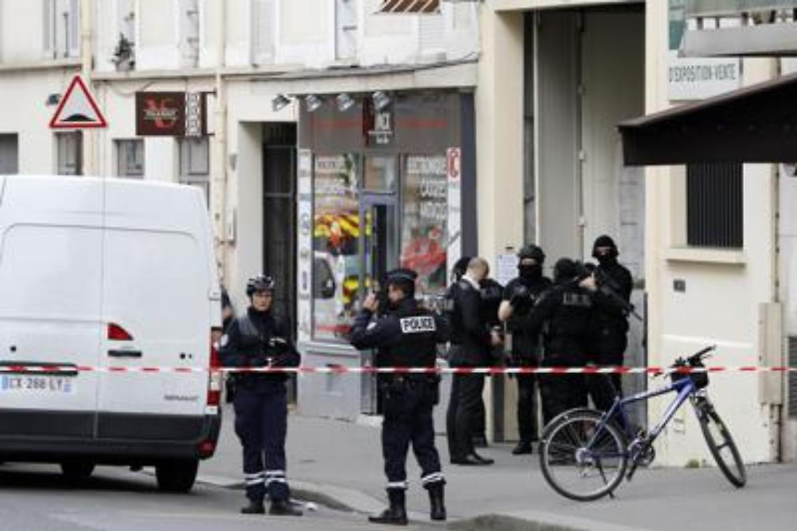 «Allah Akbar!» e sgozza padre e fratello in strada a Parigi