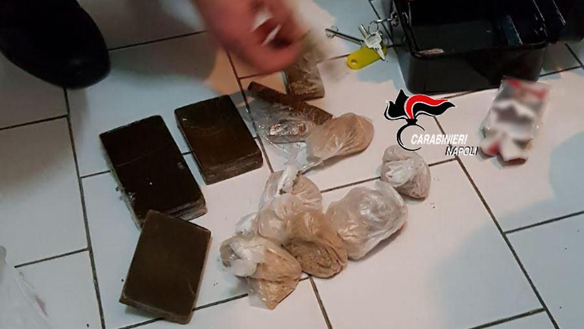 Ecstasy e droghe varie in casa, due arresti