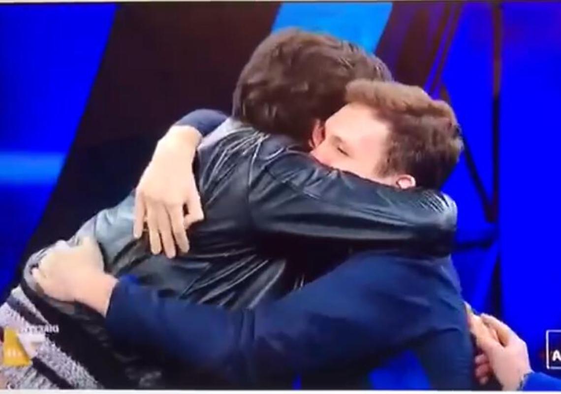 Manuel e Arturo, un abbraccio commovente