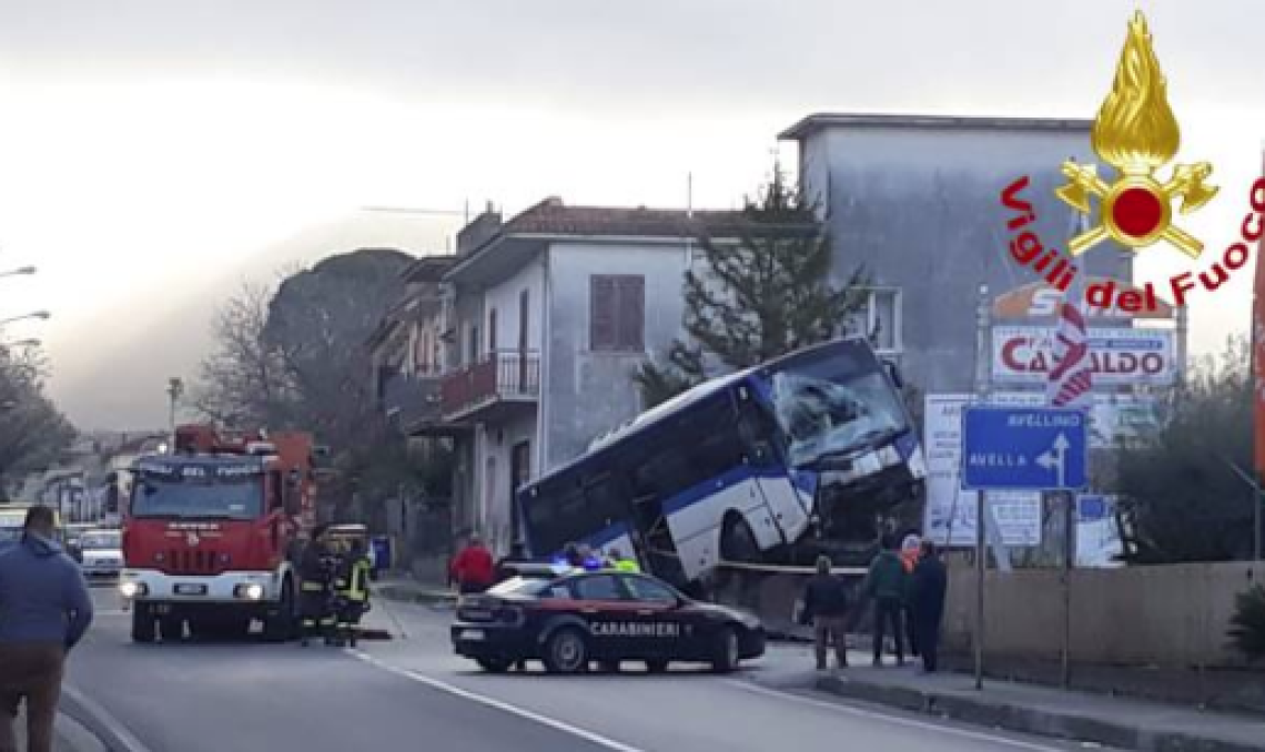 Bus contro auto vola su un muro: tragedia sfiorata