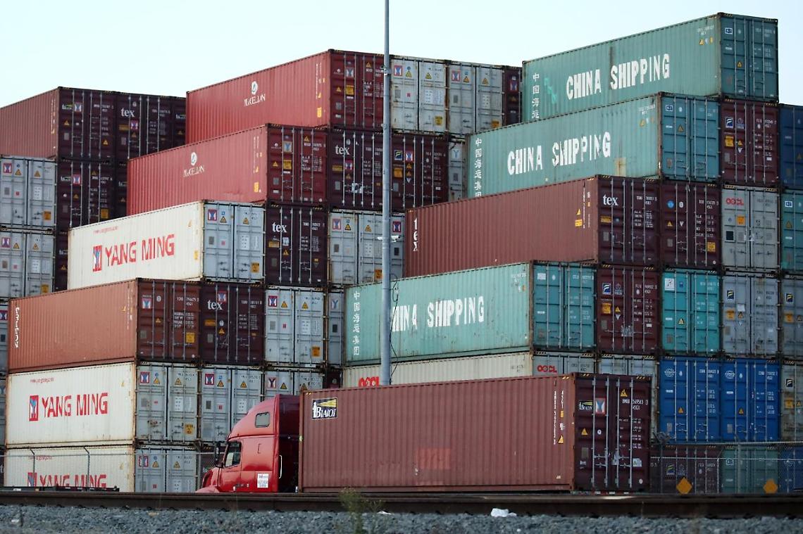 Rifiuti dalla Bulgaria, sequestrati 28 container a Salerno