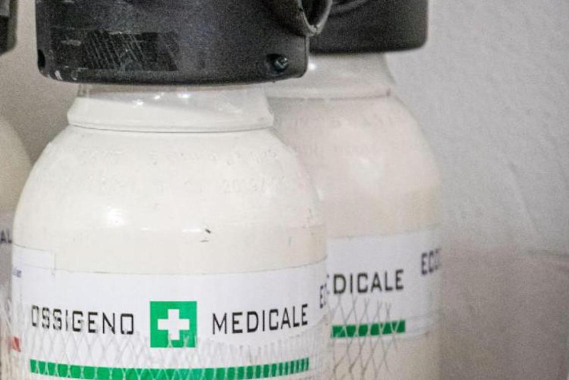 Covid a Napoli, mancano le bombole d'ossigeno: allarme farmacie
