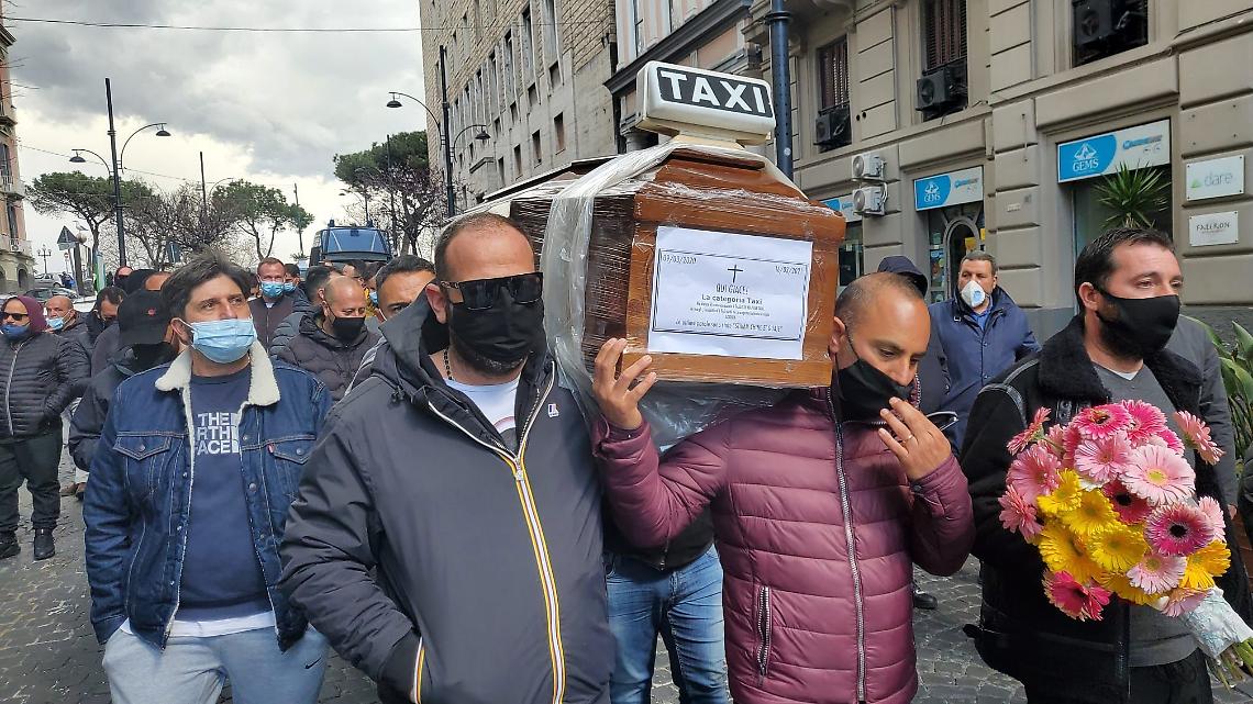 Napoli, tassisti bruciano “licenze" davanti alla Regione