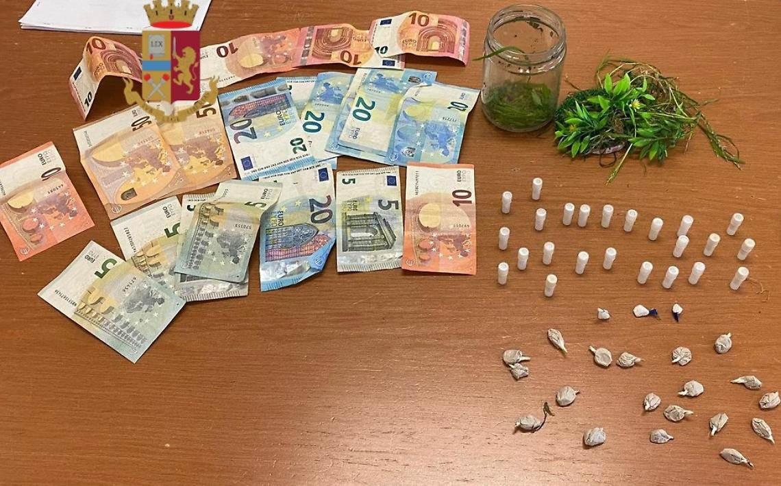 Nasconde droga in un'aiuola, preso pusher a Scampia