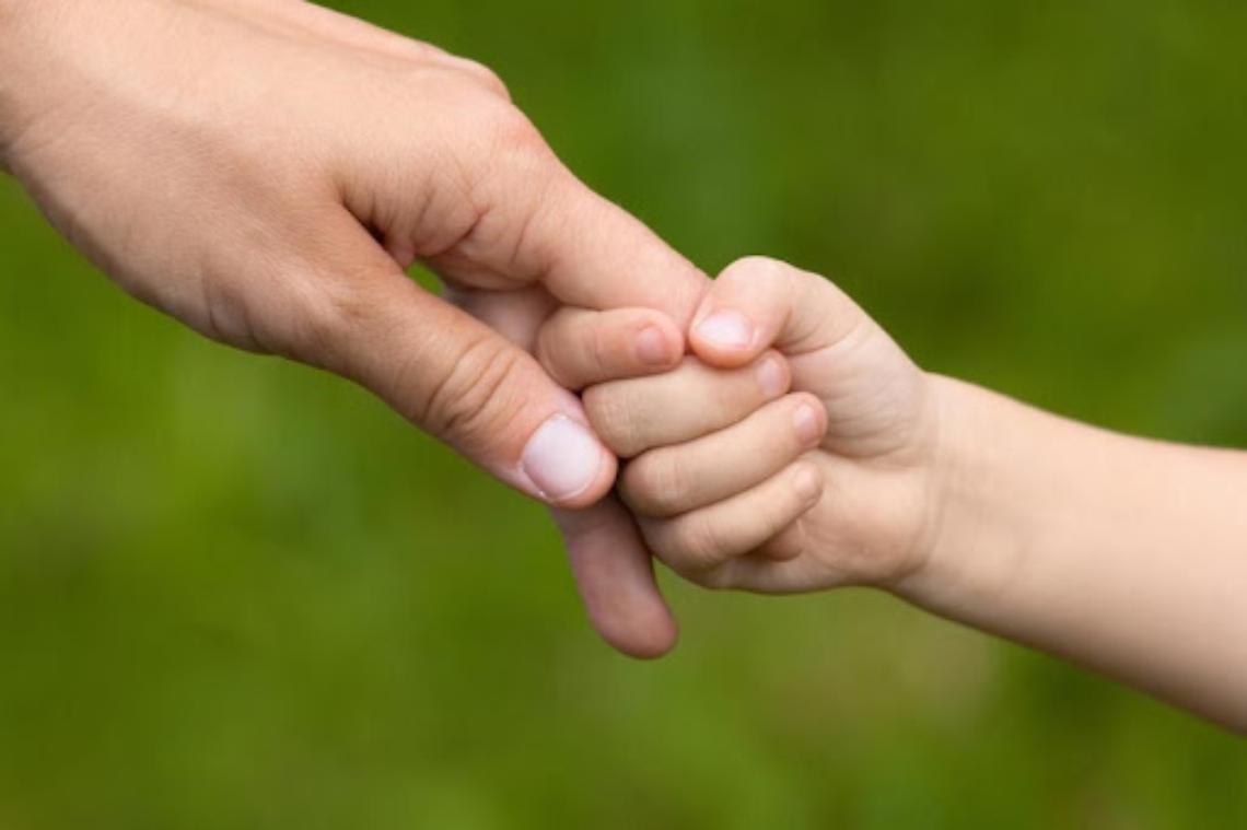 Bimbo di 3 anni scivola nel torrente e muore annegato sotto gli occhi della madre