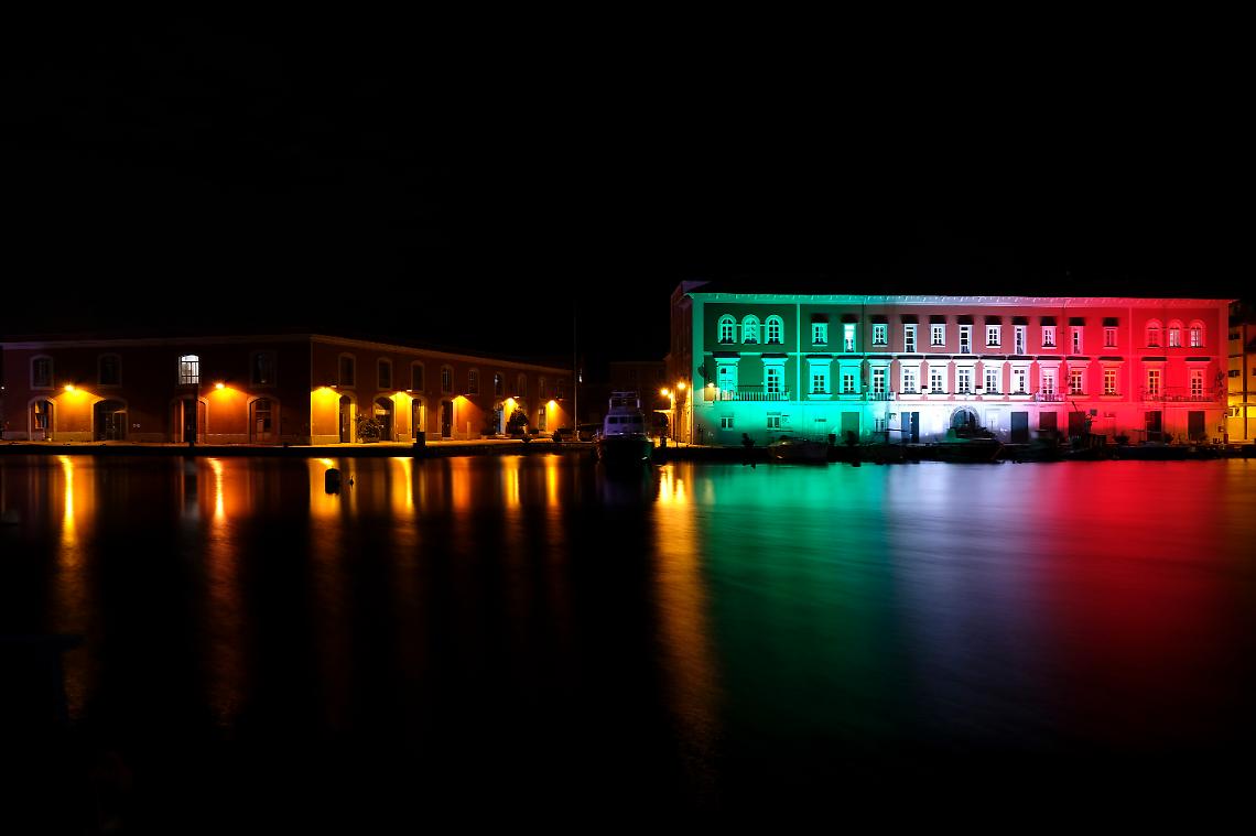 Marina militare, la Base di Napoli s'illumina del Tricolore