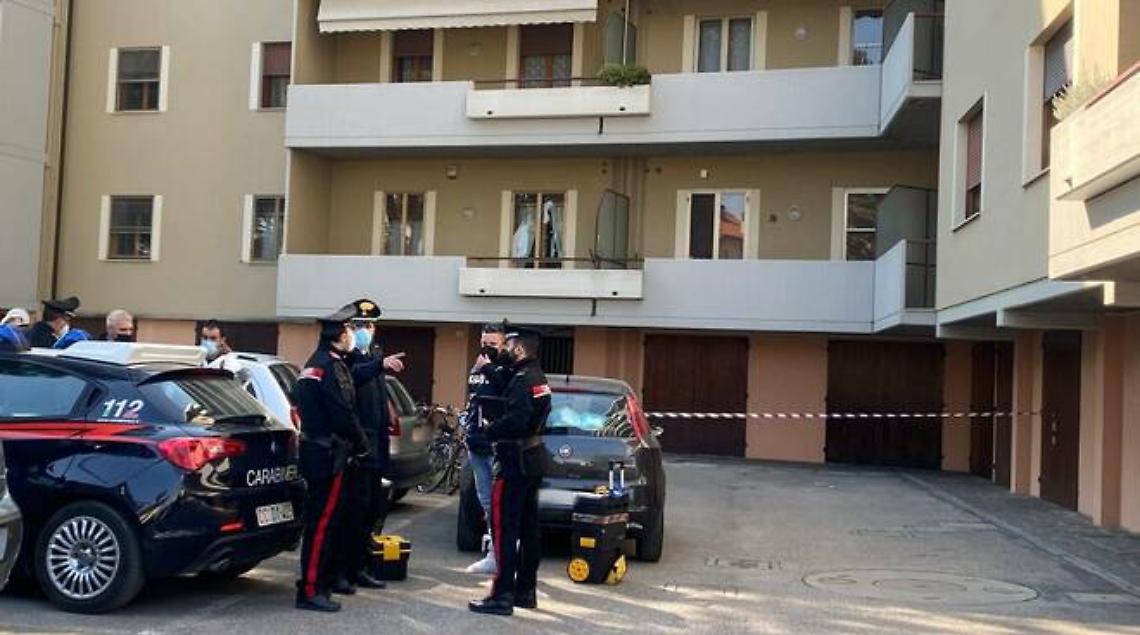 Uccide la moglie con 20 coltellate, poi si butta dal balcone. È morto