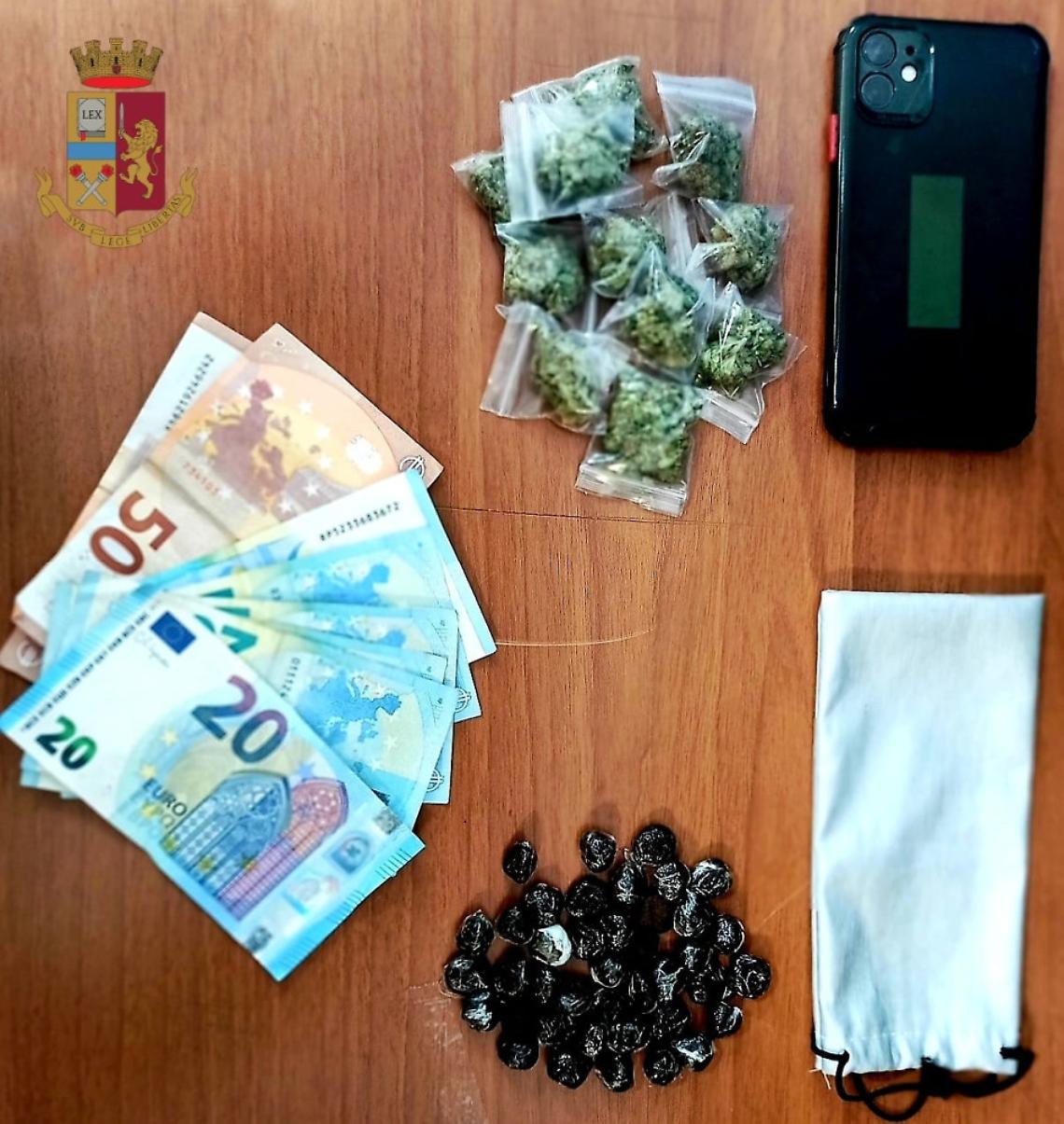 Droga a Scampia, pusher in manette