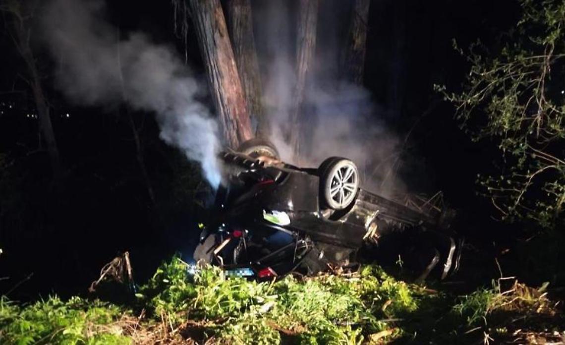 Roma, a folle velocità su via Casilina: auto si ribalta e prende fuoco, due morti