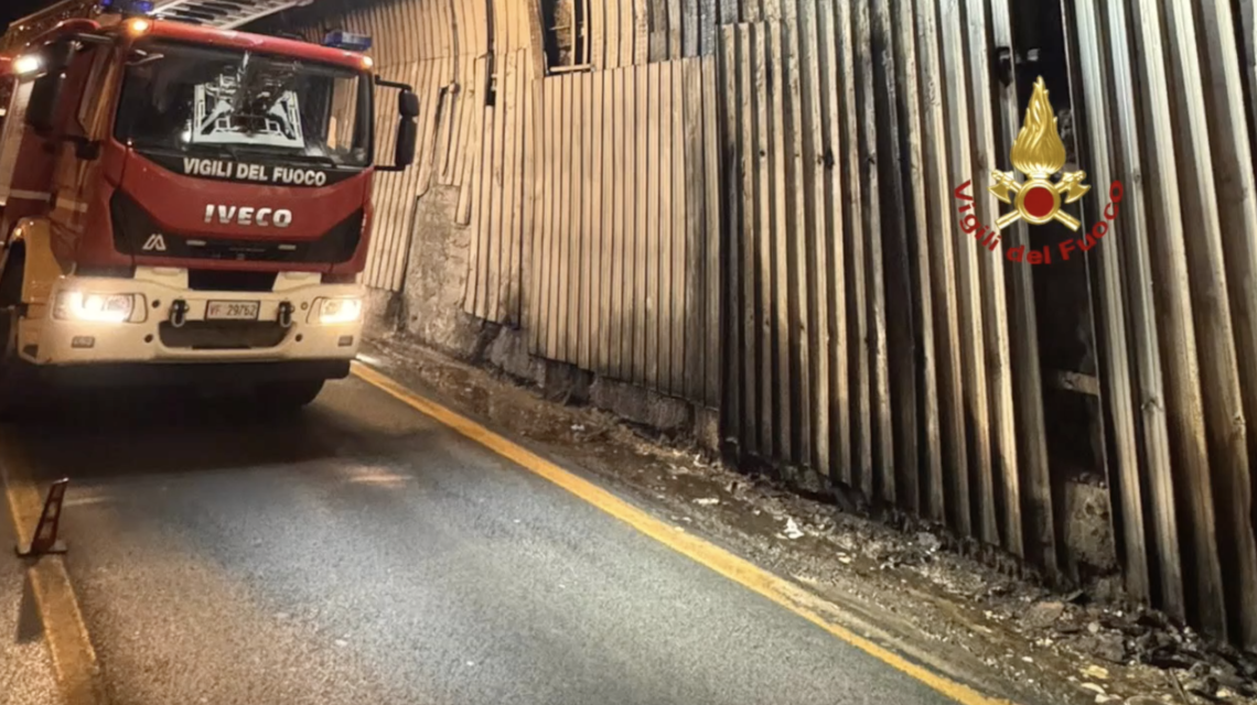 Calcinacci su un'auto, chiusa galleria in Campania