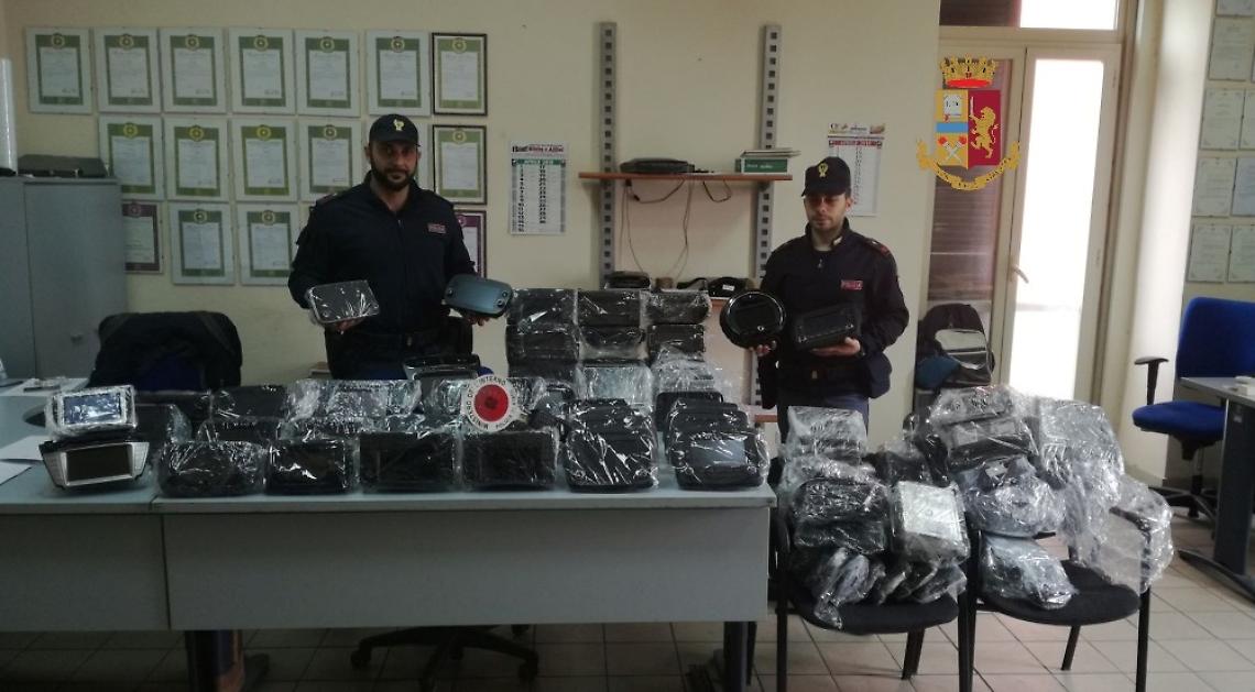 Secondigliano, 74 autoradio in un garage: scattano i sigilli