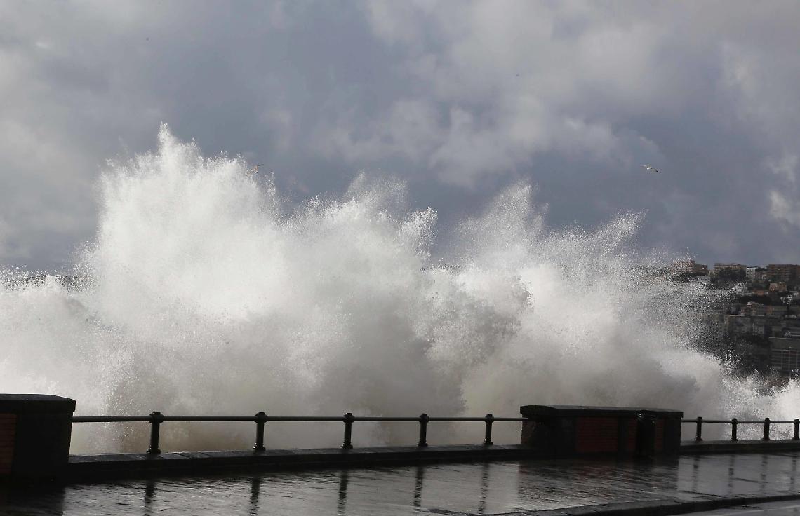 Allerta meteo: raffiche di vento, fulmini e grandine. Weekend ancora con il gelo 