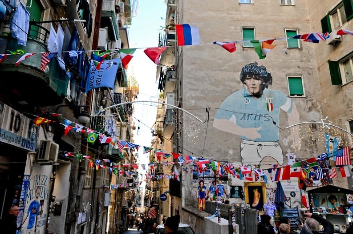 Tutor turistici ai Quartieri spagnoli nell'area del Murale di Maradona