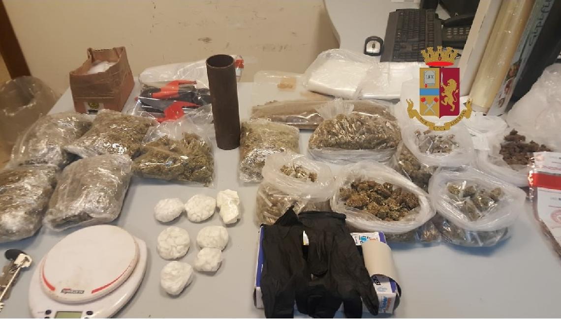 Polizia scopre centrale dello spaccio in via Bologna, due arresti