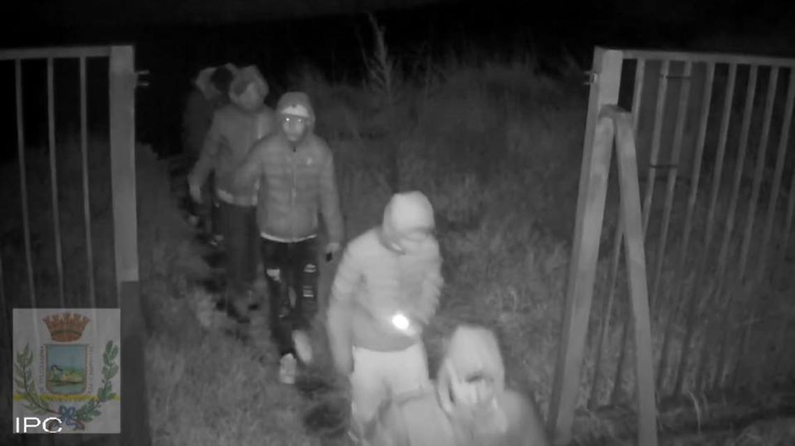 Rubano le telecamere dello stadio, il sindaco mette foto e video su Fb