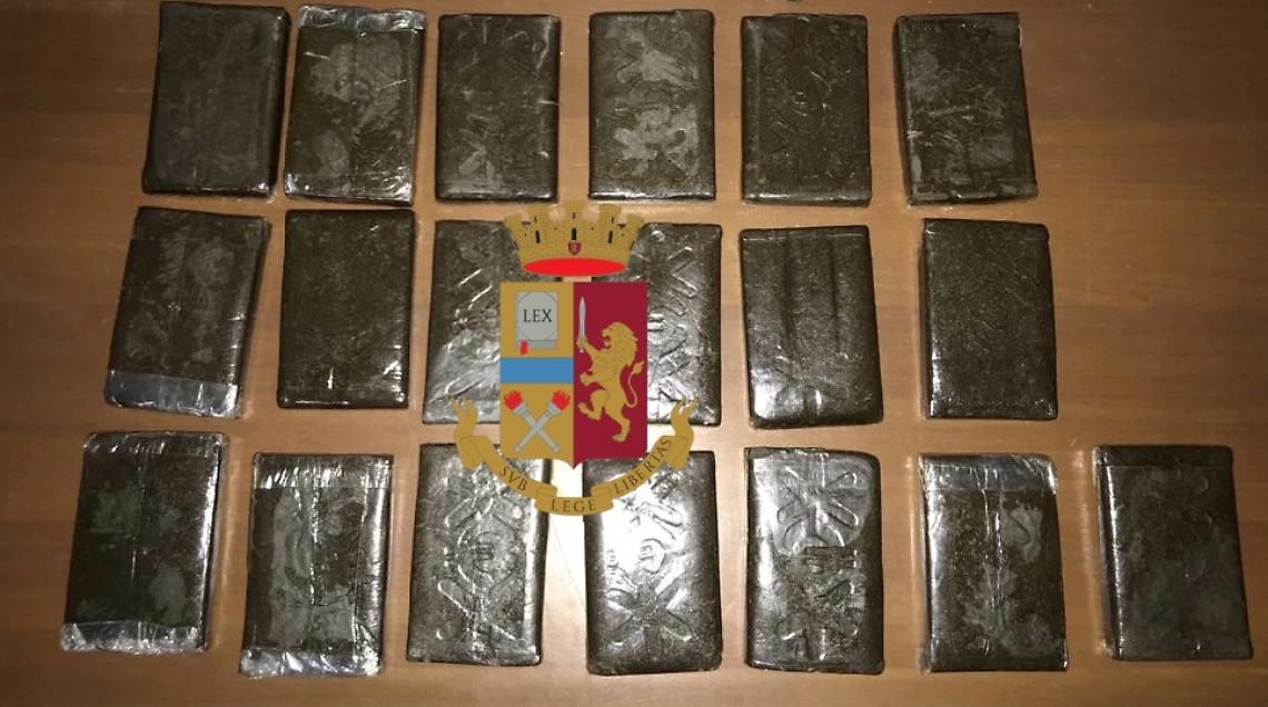 Capodimonte, due chili di hashish nascosti nel buco di scolo dell'acqua