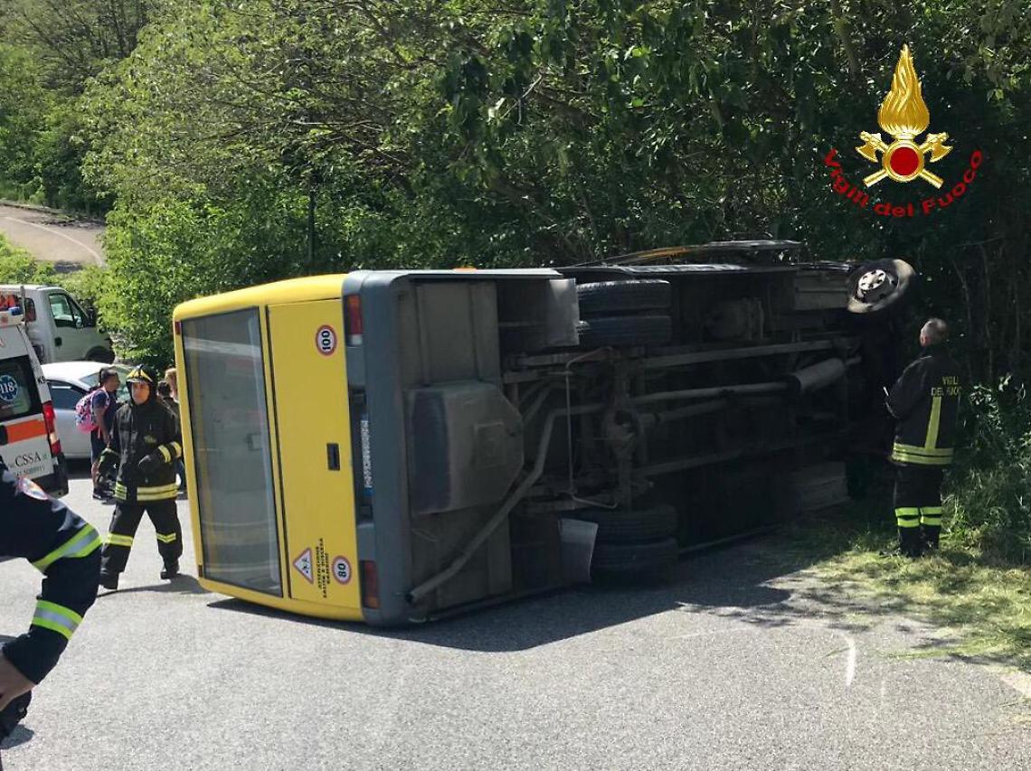 Padova, si rovescia scuolabus