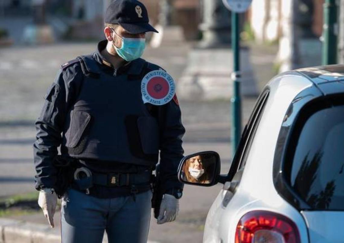 Senza mascherina e in gruppo, uno aggredisce poliziotto: arrestato