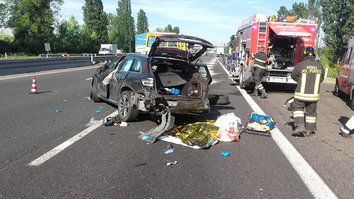 Inferno in autostrada, capriolo sfonda il parabrezza: la donna al volante è in fin di vita