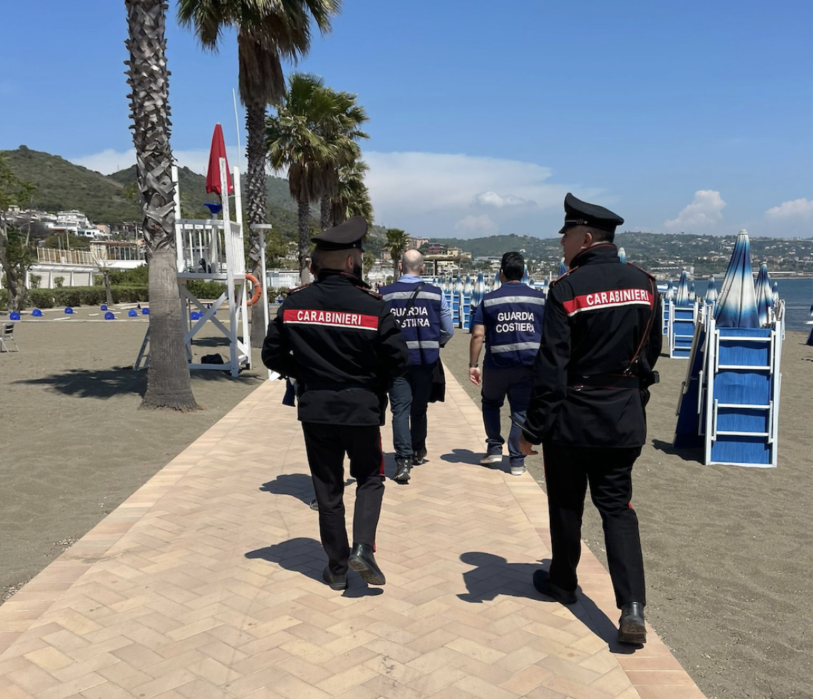 Pedane in area demaniale, sequestrata parte di lido a Lucrino