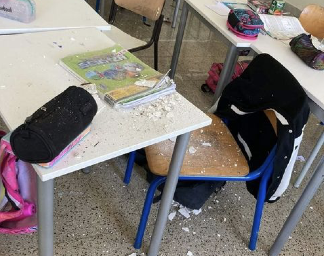 Caivano, crolla il tetto a scuola: gli alunni erano in mensa