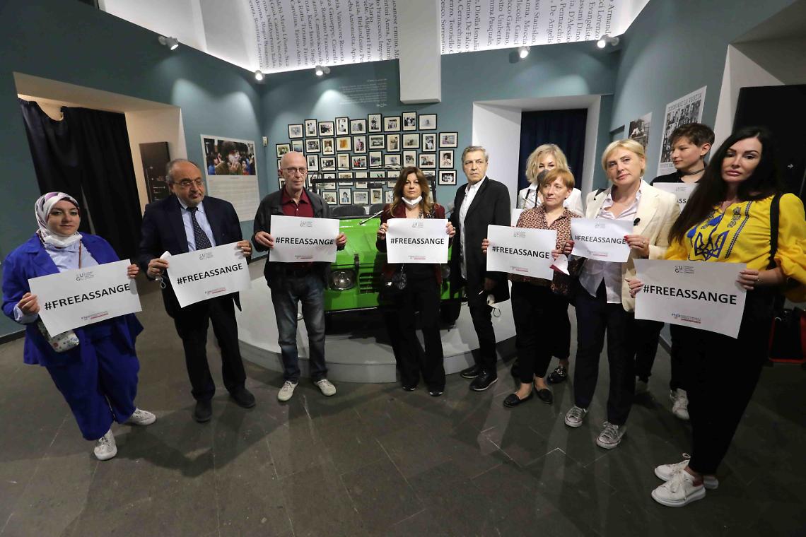 #FreeJulianAssange, al Pan di Napoli il sit-in