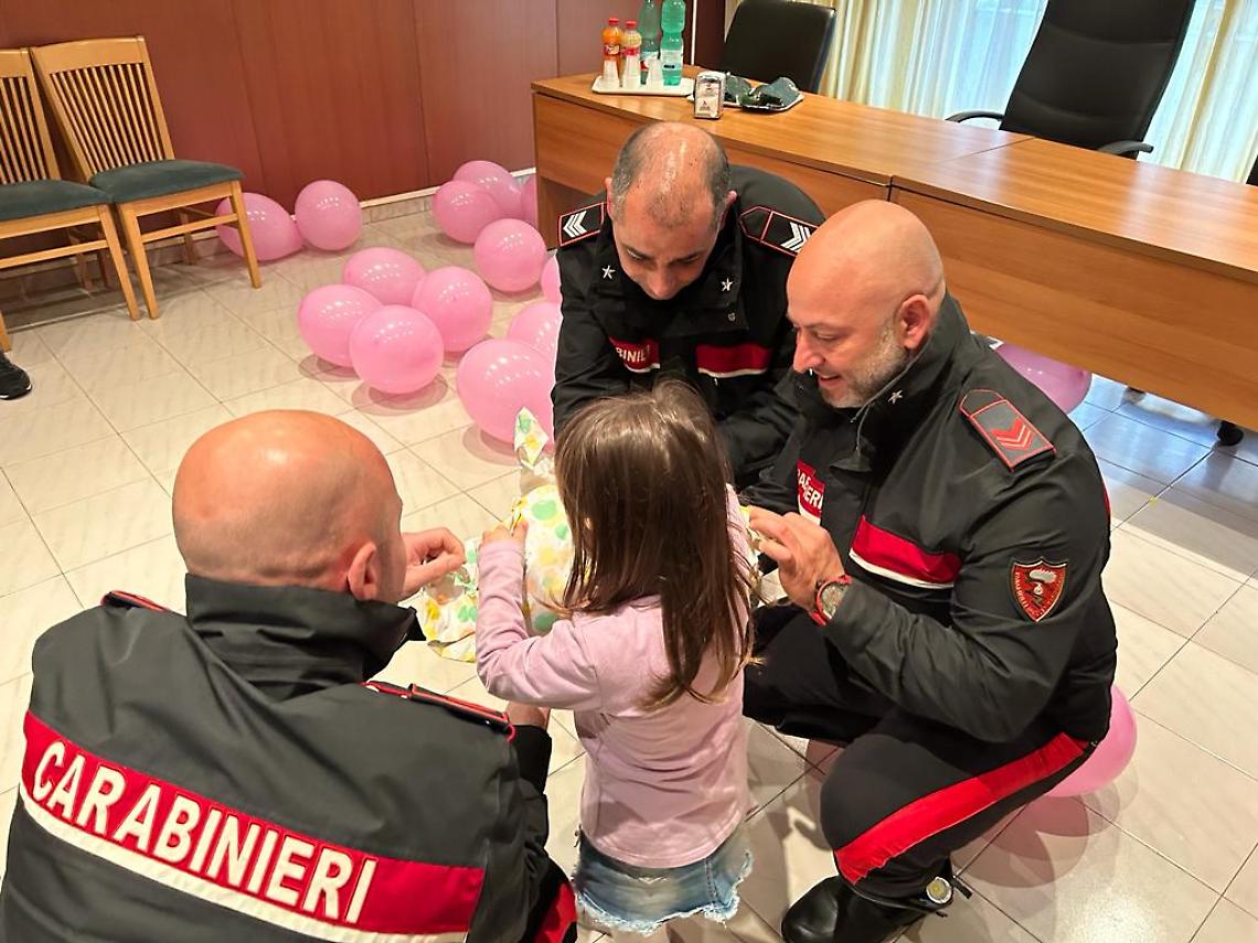 Festa e peluche dai carabinieri per la bimba salvata a Marigliano