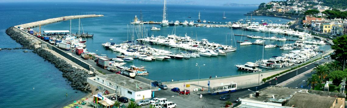 Ischia, nave urta banchina: 29 feriti