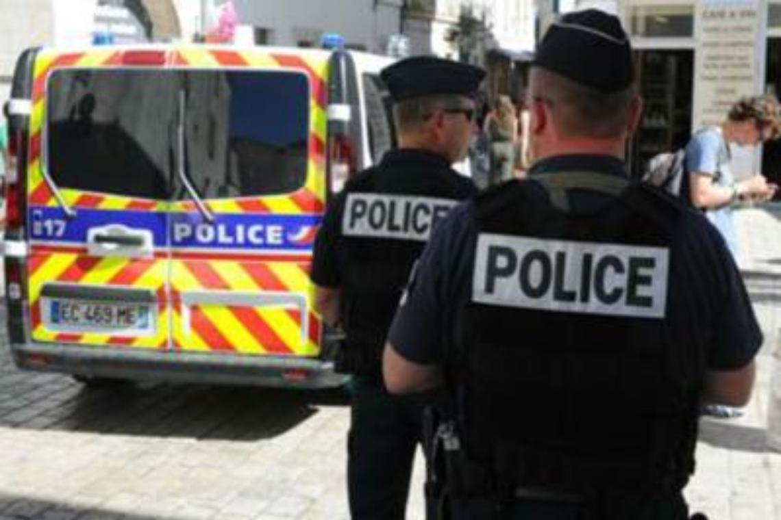 Una donna urla «Allah Akbar» e accoltella 2 persone