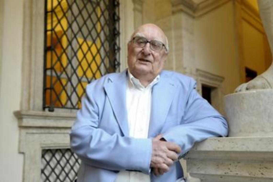 Arresto cardiaco, Camilleri in condizioni critiche. #NonMollare, l'affetto sui social