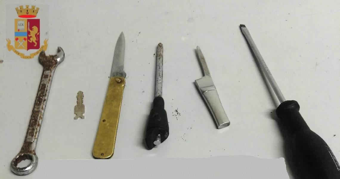 Con coltelli e cacciavite vicino stazione Circum, denunciato