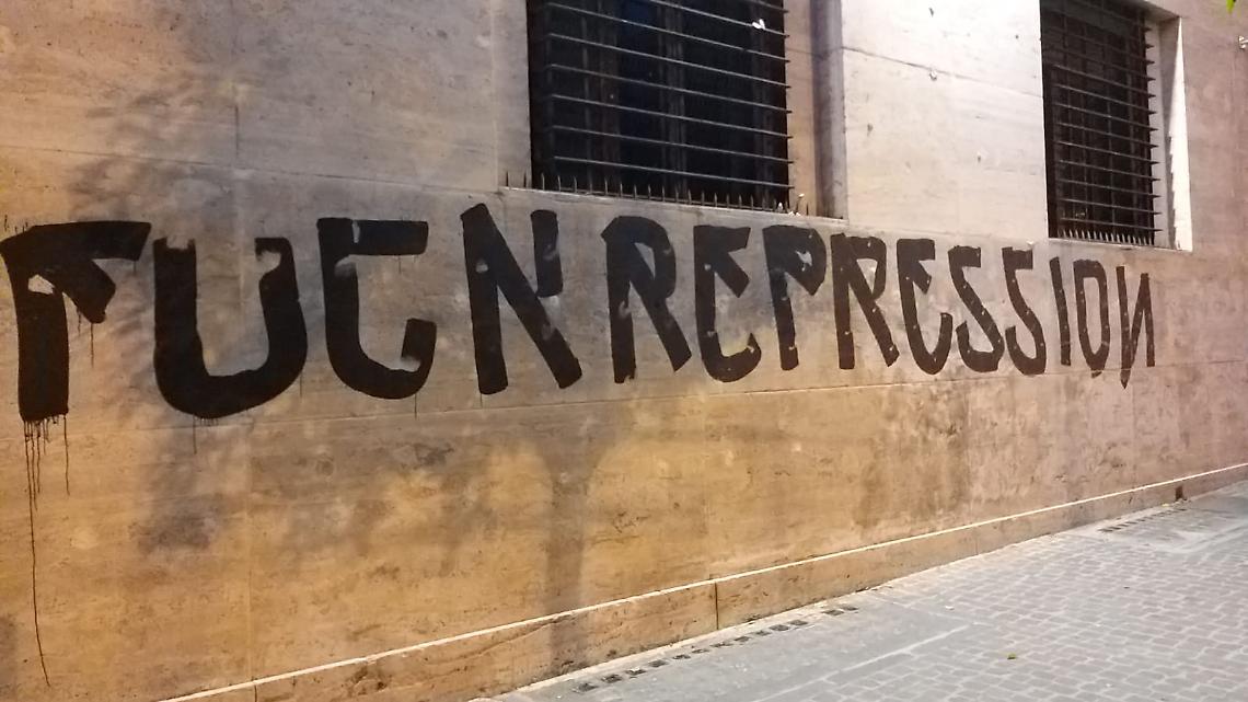Imbrattate le mura della Questura: 3 giovani sorpresi con vernice