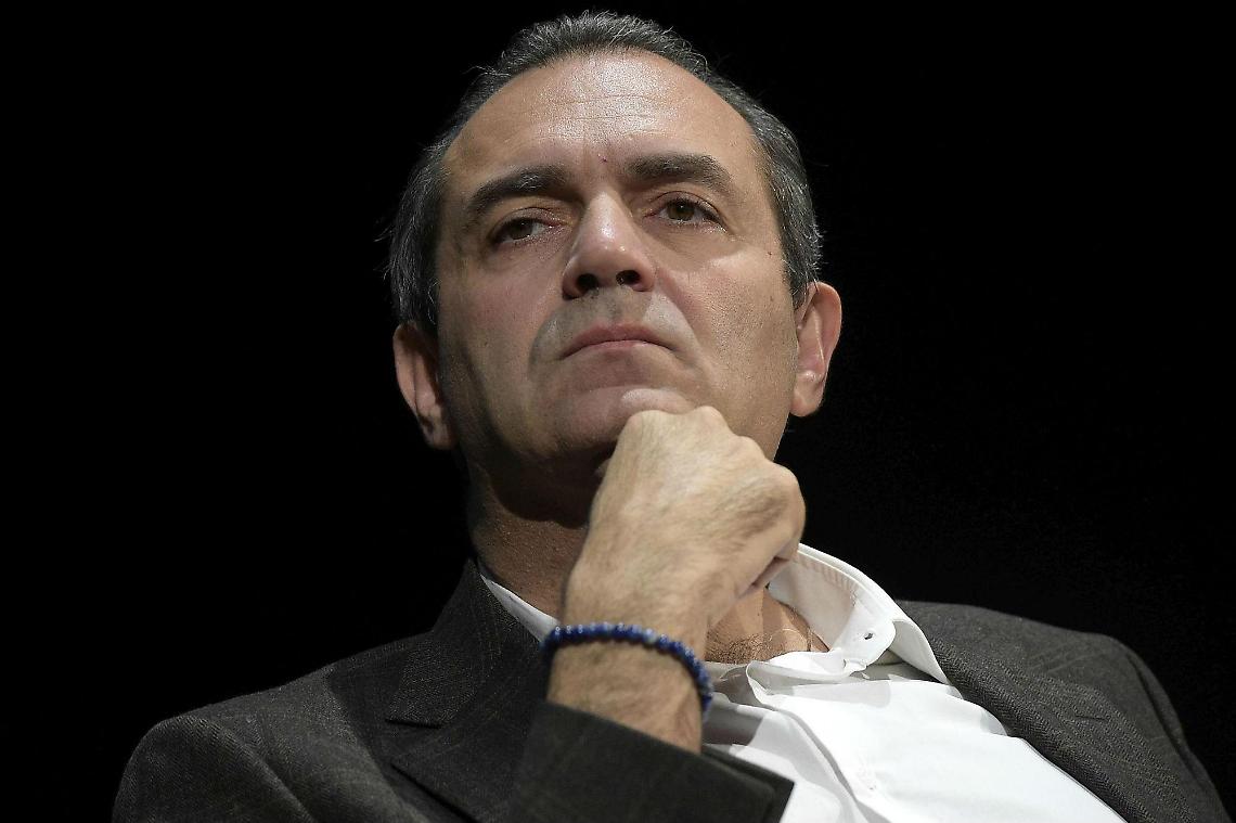 Lite Burioni - De Magistris sui vaccini: "Siamo tutti cavie? Irresponsabilità assoluta"