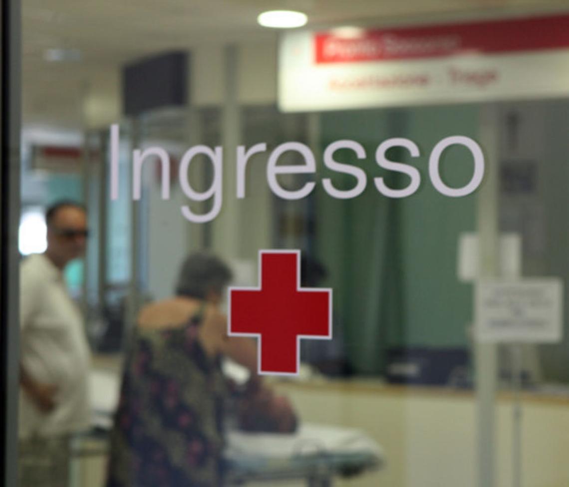 Bimbo di due anni al Pronto Soccorso con ferite alla testa e lividi: arrestato pap&agrave; per maltrattamenti