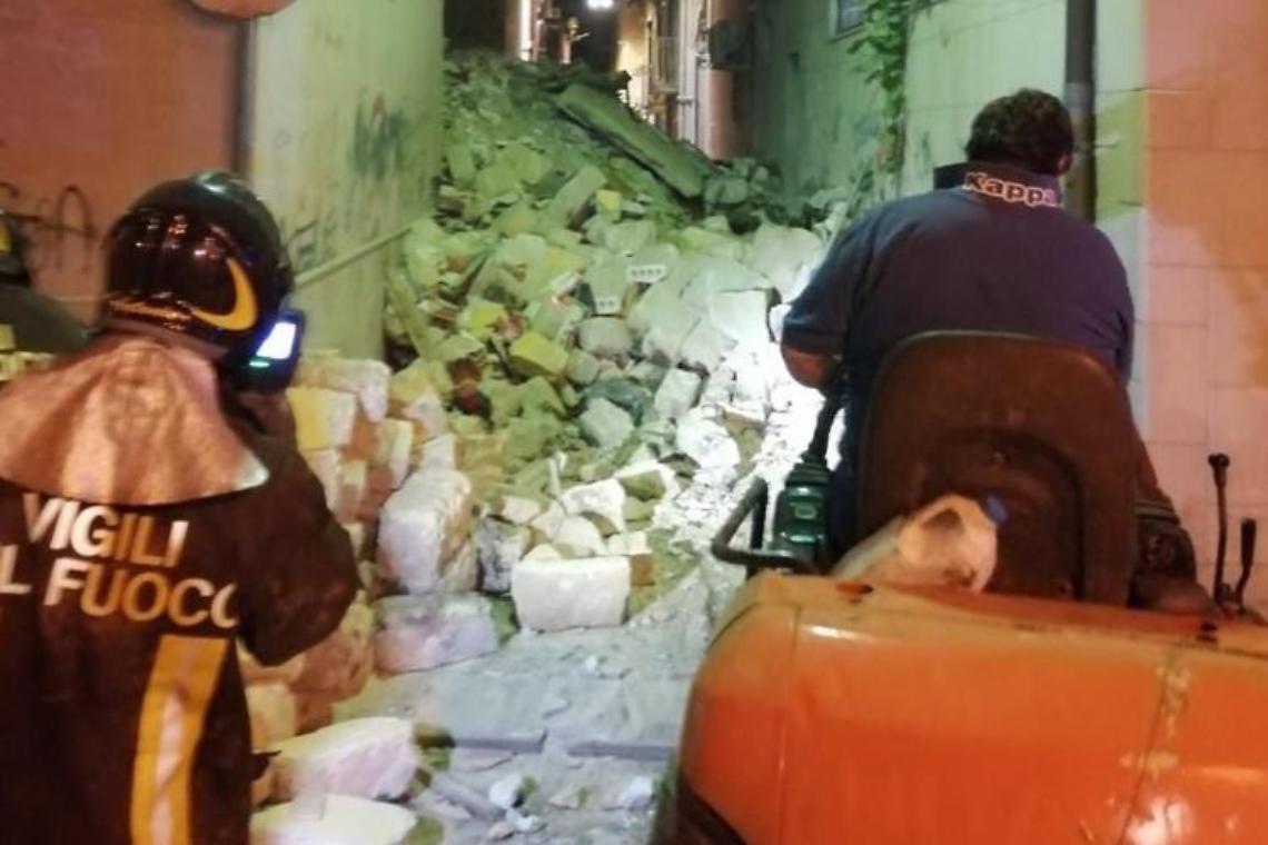 Crolla palazzina per una fuga di gas: 3 feriti