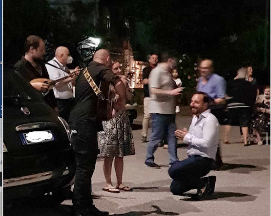 Una serenata e lo sposo si inginocchia per portarla all'altare tra qualche ora