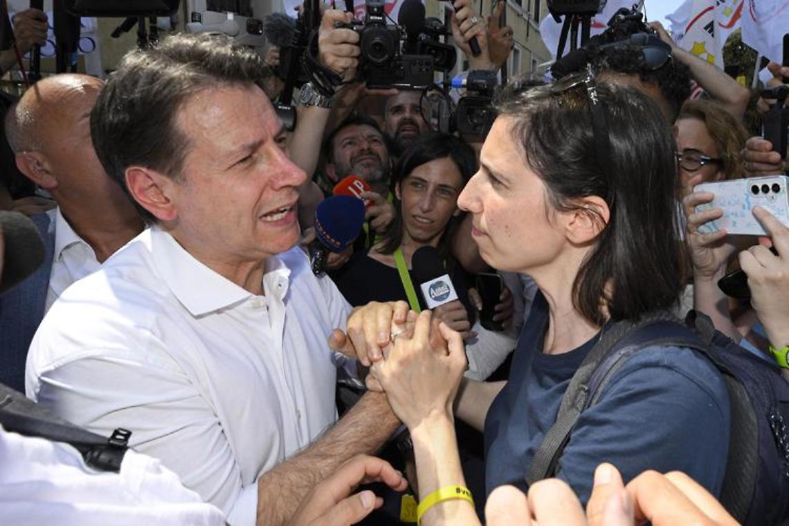 Manifestazione M5S a Roma, Schlein in piazza con Conte: «Qui per unire la battaglia»