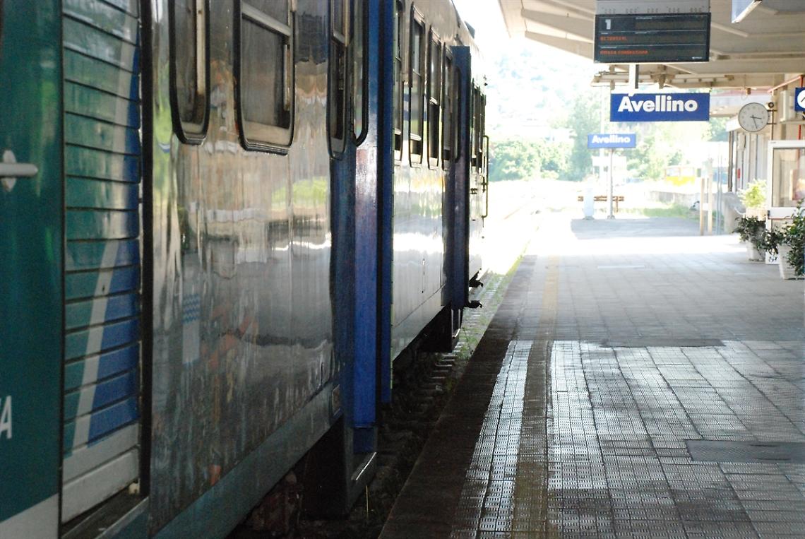 Abusi sessuali su ragazzino disabile nei bagni della stazione, arrestato 77enne