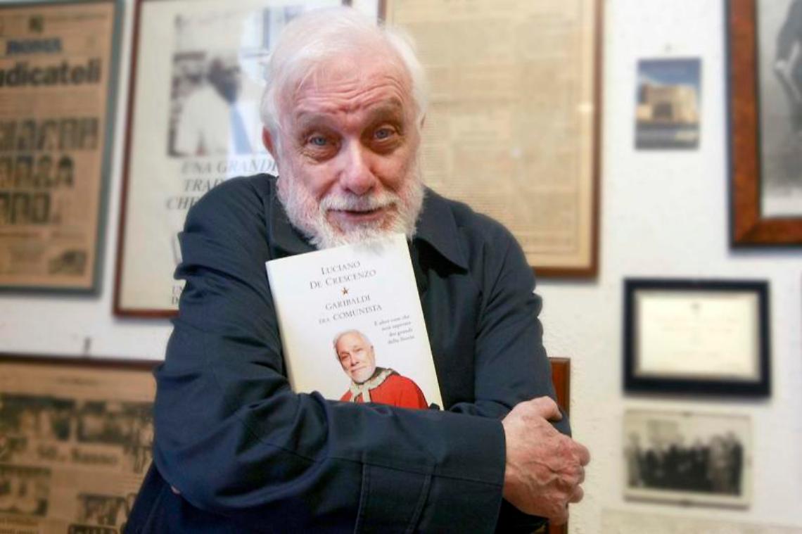 Un anno senza Luciano De Crescenzo, omaggio ai Quartieri spagnoli