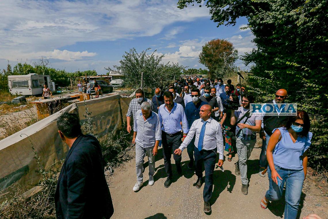 Salvini in visita al campo rom: «Problemi da troppi anni»
