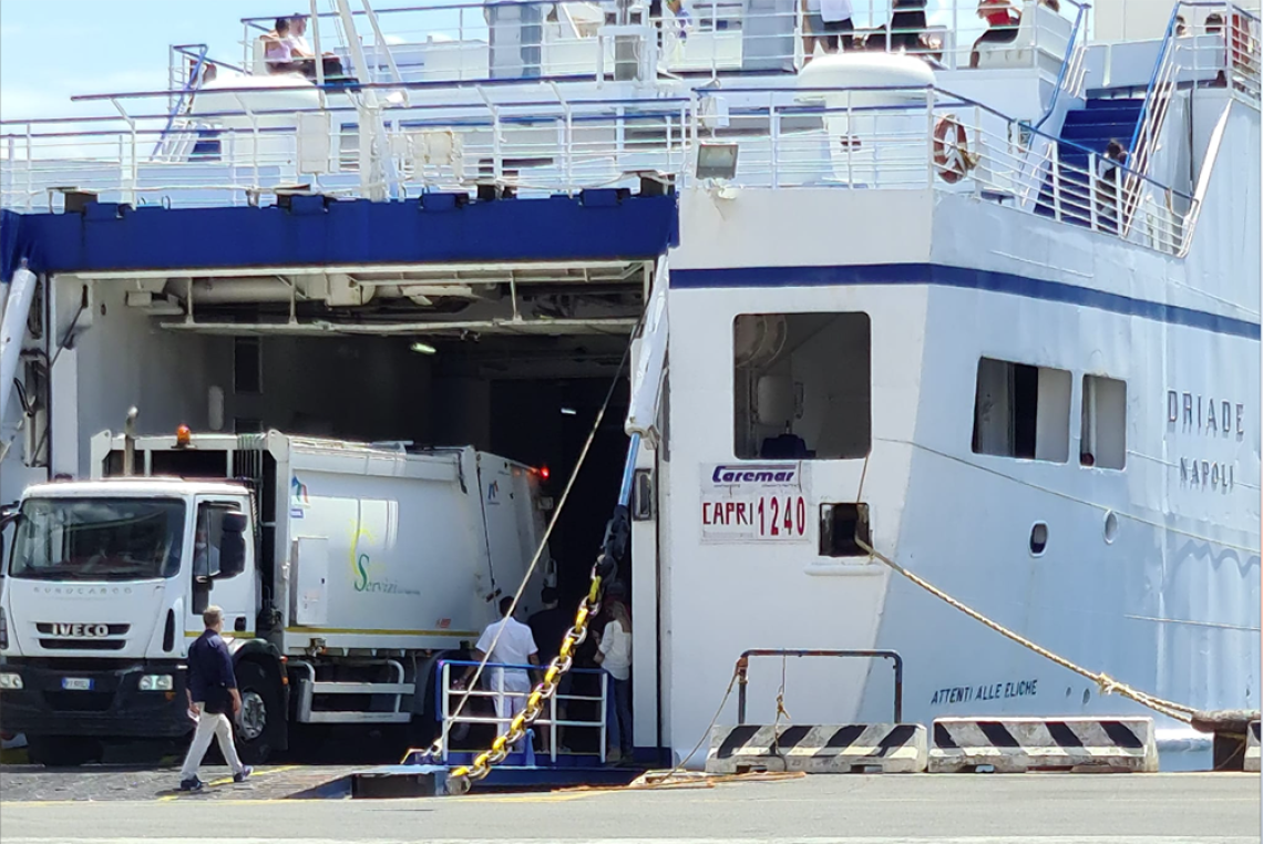 Camion di rifiuti sulla nave passeggeri della Caremar: scoppia la protesta