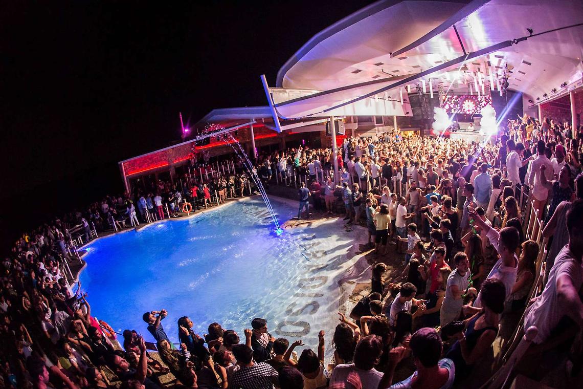 Covid a Mykonos, arriva il coprifuoco: niente musica nei locali