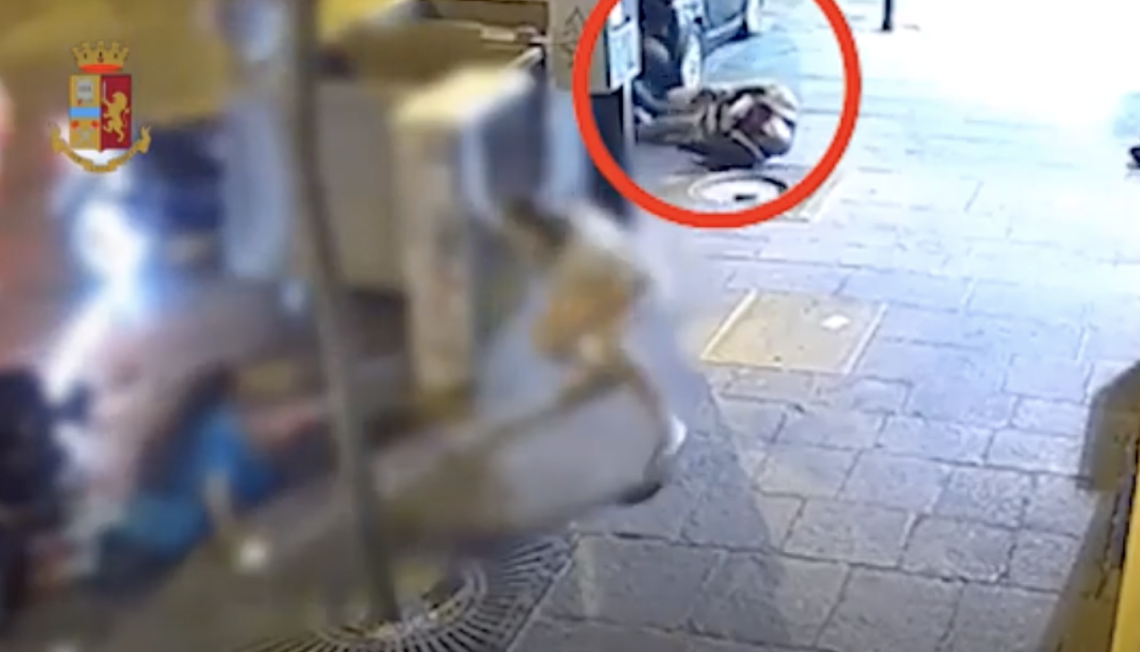 Poliziotto ferito durante la festa per l'Italia, ecco il video choc