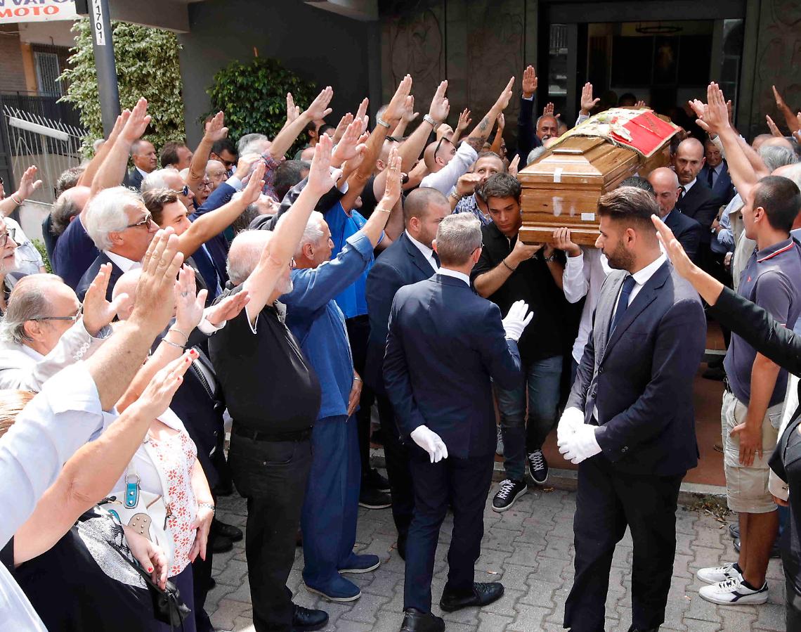 Il saluto fascista per l'addio ad Antonio Rastrelli