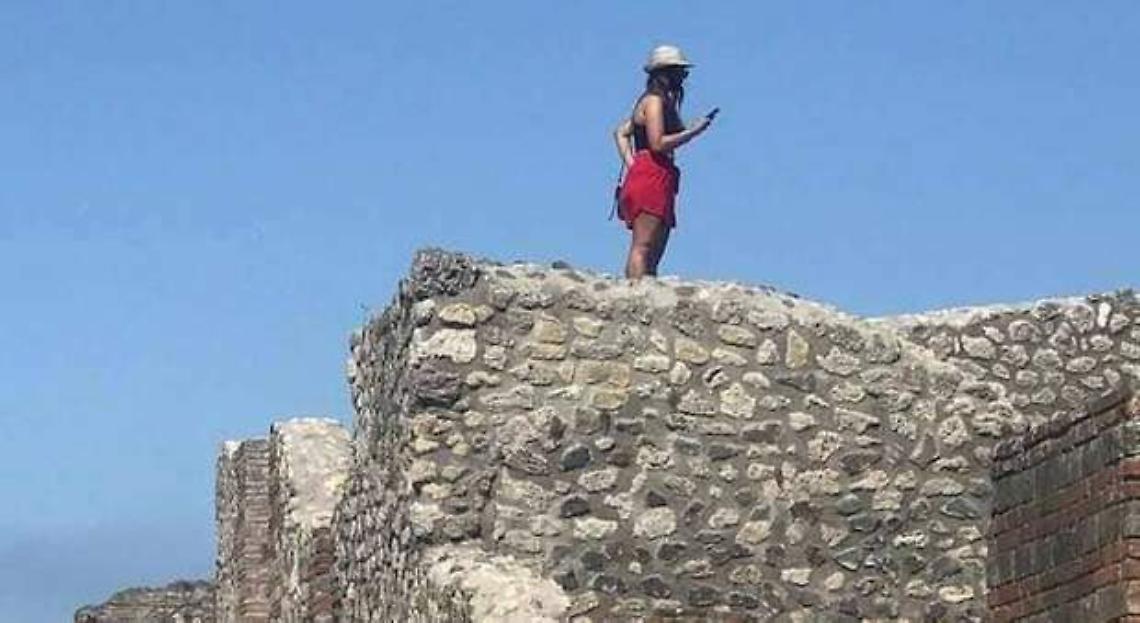 Sul tetto della Domus per scattare una foto, follia a Pompei